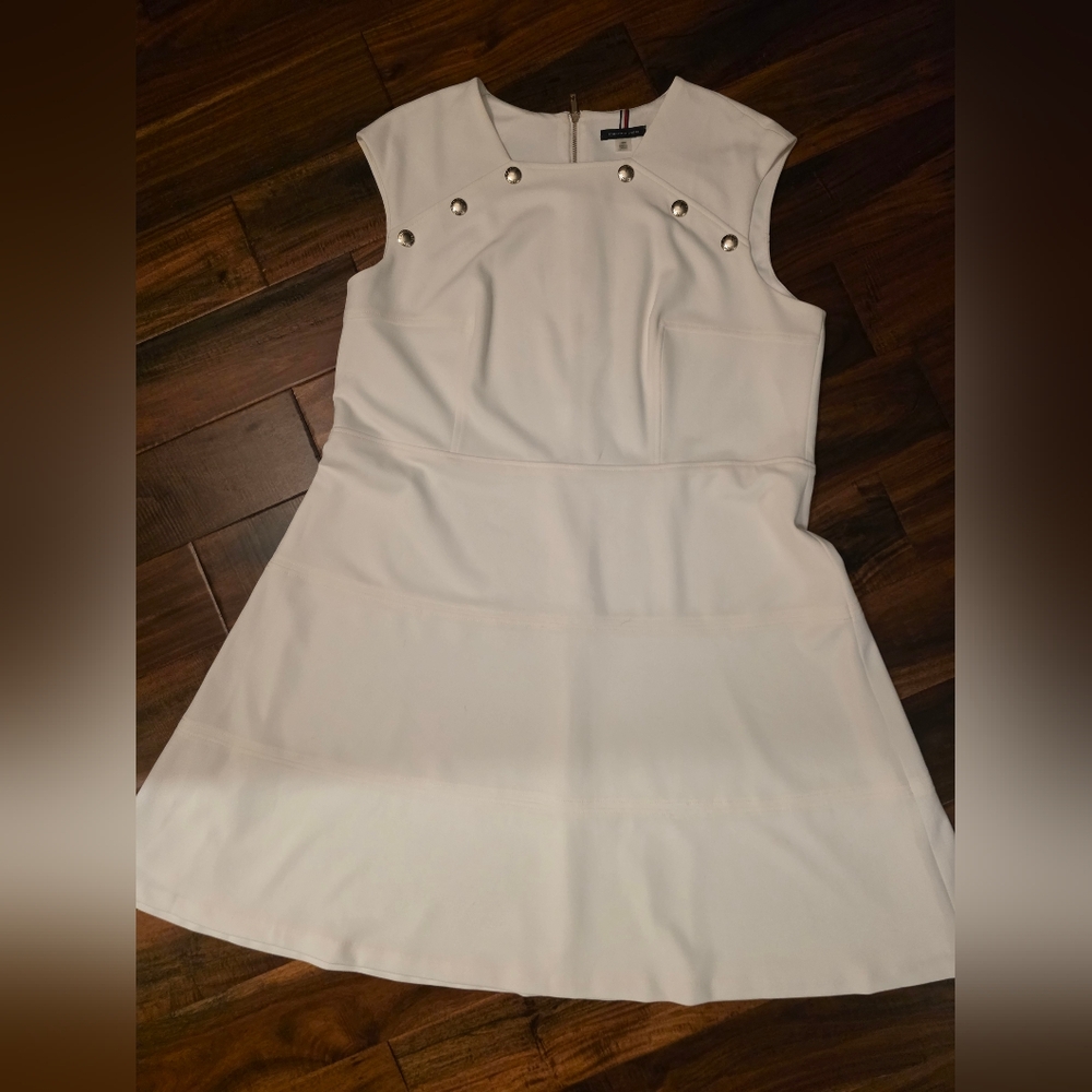 Elegant White Sleeveless Dress